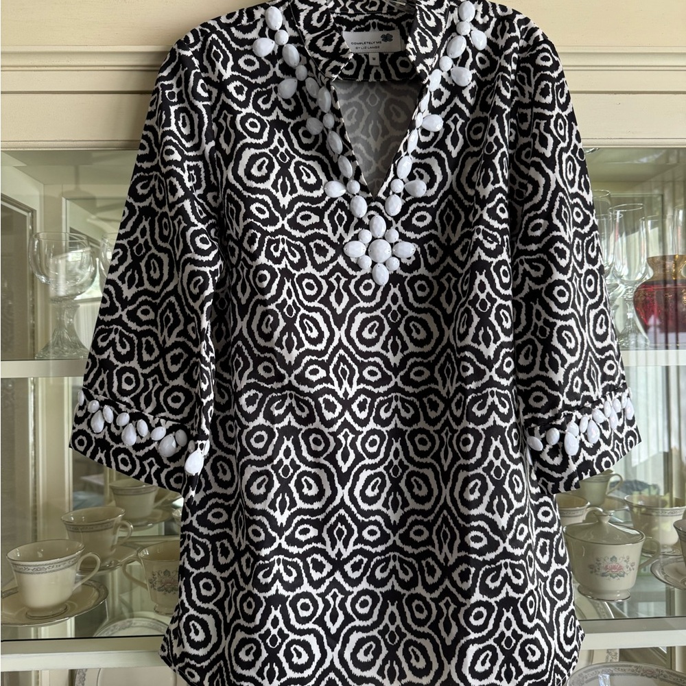 Liz Lange Black and White Geometric Tunic